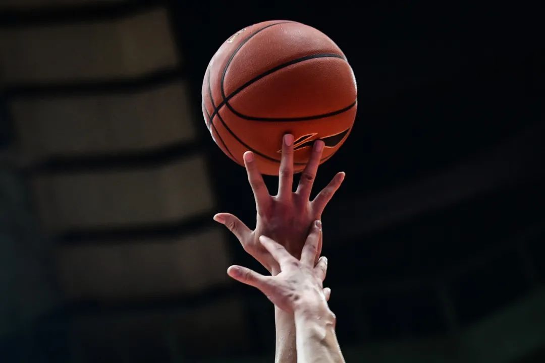 完美世界-江畔山猫队守住胜果粤西雄鲨队，橄榄球友谊赛上演裁判判罚引热议！边后卫成为亮点(广东清远橄榄球赛事最新消息)