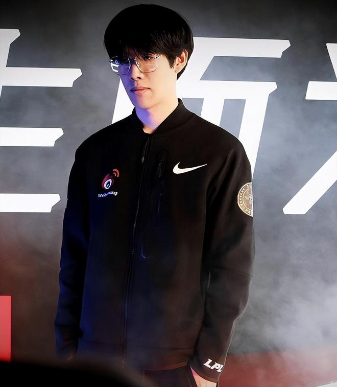 完美世界- theshy定妆照原图 