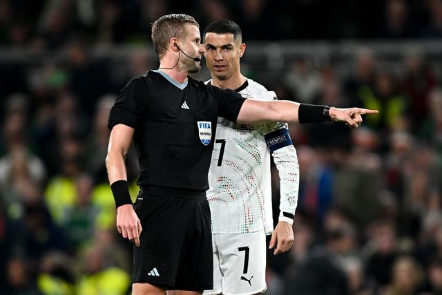 完美世界-包含C罗爆冷击败巴塞罗那，回归赛场引爆全场！的词条